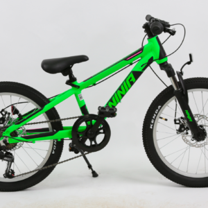 Passati 20MTB NINJA е модерен детски велосипед, създаден за стабилност, безопасност и комфорт при каране. Passati 20MTB NINJA разполага с лека алуминиева рамка и модерна геометрия, което го прави отличен избор за деца, които искат да карат по-активно както в града, така и извън него. Passati 20MTB NINJA е подходящ за деца на възраст около 6–9 години с ръст приблизително 117–130 см, което го прави идеален преходен модел към по-големи велосипеди.