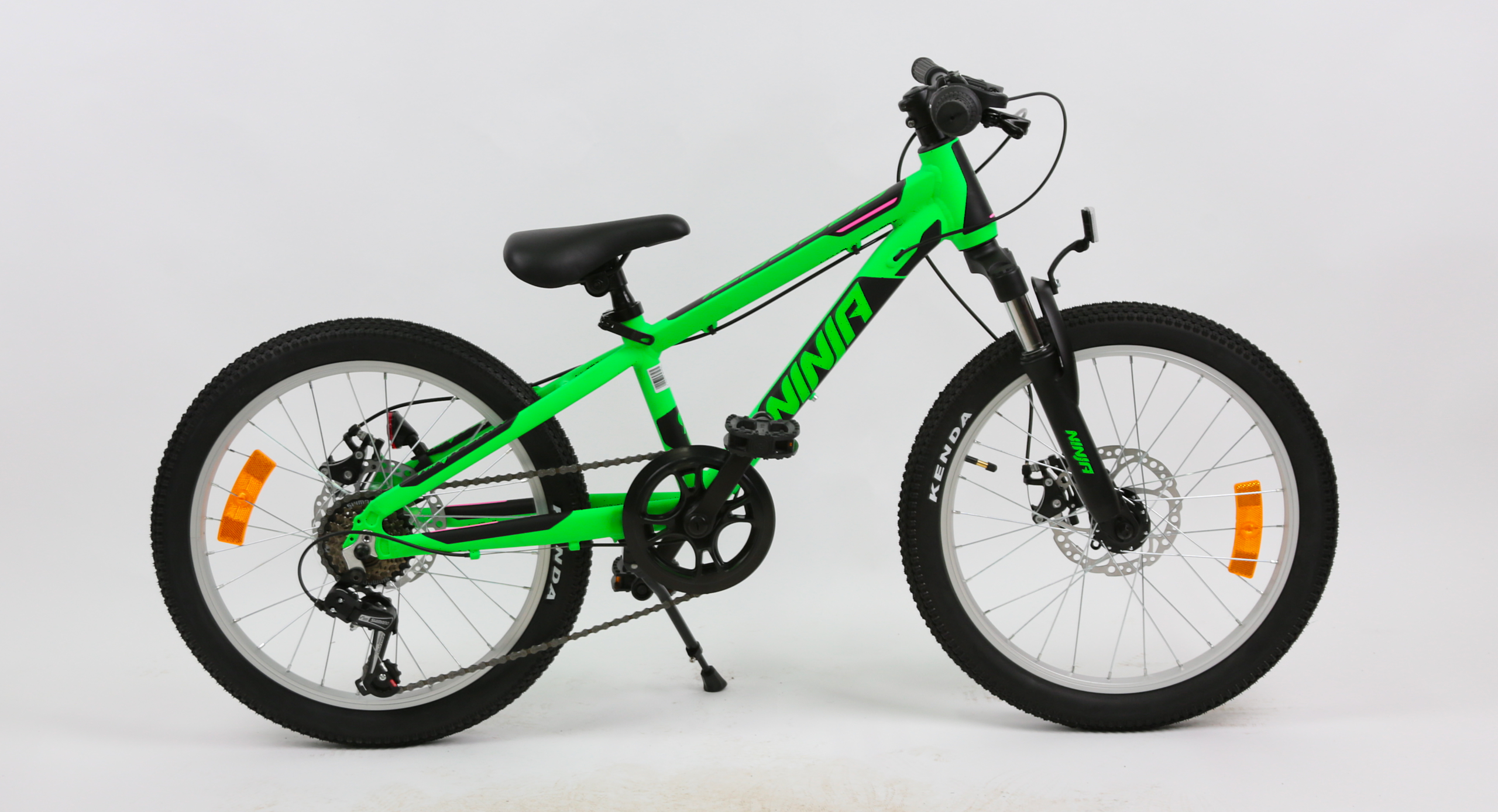 Passati 20MTB NINJA е модерен детски велосипед, създаден за стабилност, безопасност и комфорт при каране. Passati 20MTB NINJA разполага с лека алуминиева рамка и модерна геометрия, което го прави отличен избор за деца, които искат да карат по-активно както в града, така и извън него. Passati 20MTB NINJA е подходящ за деца на възраст около 6–9 години с ръст приблизително 117–130 см, което го прави идеален преходен модел към по-големи велосипеди.